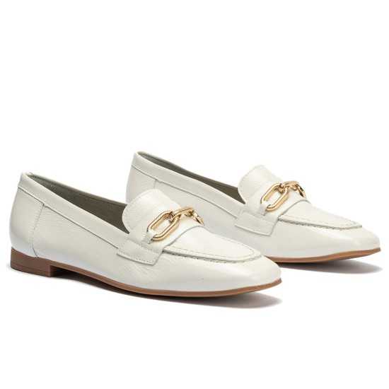 JucaZapatos - Pitillos 10474 - GLACIAL - Mocasin plano con adorno metal mujer en piel charol BLANCO