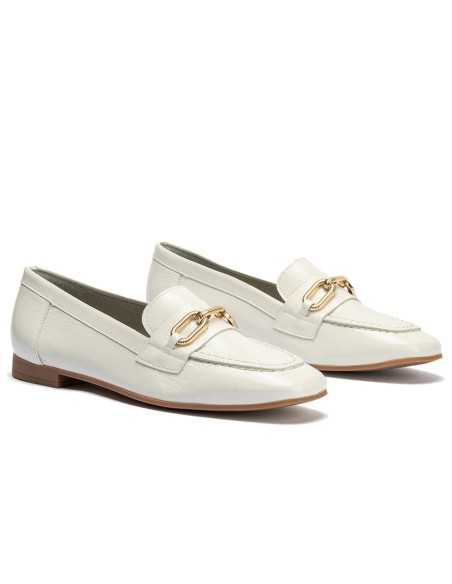 JucaZapatos - Pitillos 10474 - GLACIAL - Mocasin plano con adorno metal mujer en piel charol BLANCO