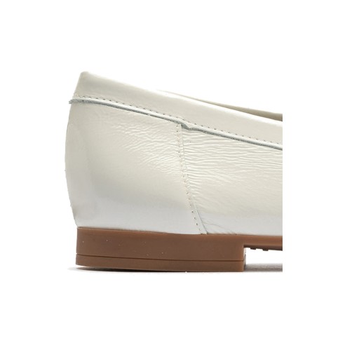 JucaZapatos - Pitillos 10474 - GLACIAL - Mocasin plano con adorno metal mujer en piel charol BLANCO