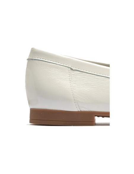 JucaZapatos - Pitillos 10474 - GLACIAL - Mocasin plano con adorno metal mujer en piel charol BLANCO