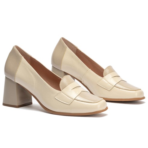 JucaZapatos - Pitillos 10490 - CREMA-PIED - Mocasin con tacón mujer en piel charol CREMA/PIEDRA