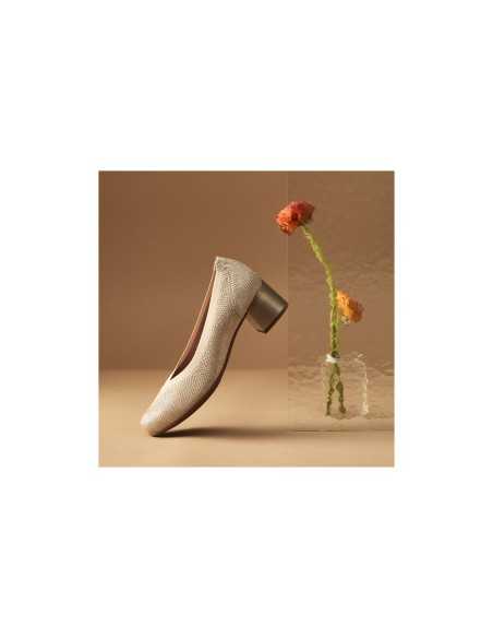 JucaZapatos - Pitillos 11130 - ORO - Zapato salón con ribete elástico y tacón medio, con grabado fantasía Oro