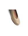 JucaZapatos - Pitillos 11130 - ORO - Zapato salón con ribete elástico y tacón medio, con grabado fantasía Oro