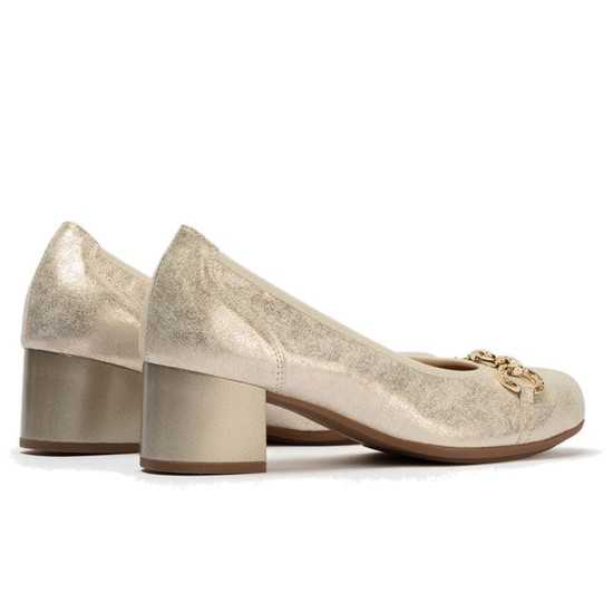 JucaZapatos - Pitillos 11133 - ORO - Zapato salón con tacón medio y adorno, en piel brillante Oro