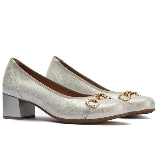 JucaZapatos - Pitillos 11133 - PLATA - Zapato salón con tacón medio y adorno, en piel brillante Plata