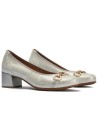 JucaZapatos - Pitillos 11133 - PLATA - Zapato salón con tacón medio y adorno, en piel brillante Plata