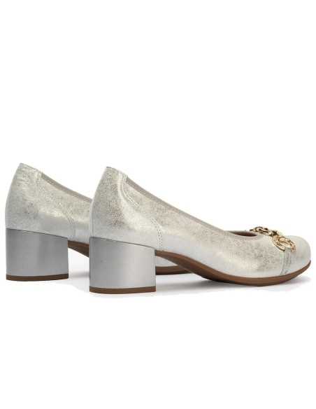 JucaZapatos - Pitillos 11133 - PLATA - Zapato salón con tacón medio y adorno, en piel brillante Plata