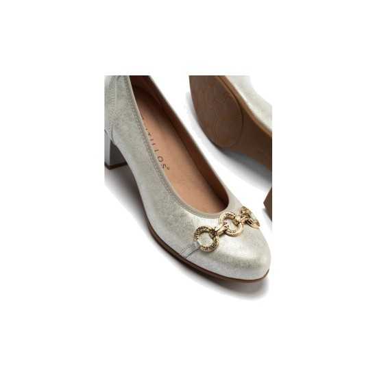 JucaZapatos - Pitillos 11133 - PLATA - Zapato salón con tacón medio y adorno, en piel brillante Plata