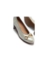 JucaZapatos - Pitillos 11133 - PLATA - Zapato salón con tacón medio y adorno, en piel brillante Plata