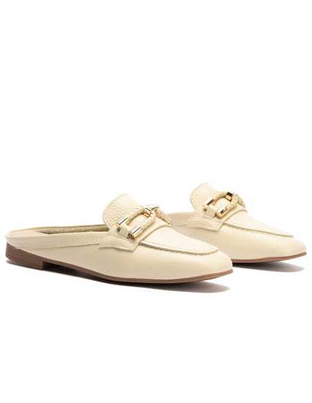 JucaZapatos - Pitillos 11141 - CREMA - Mocasín plano destalonado en piel napa bombeada, con adorno Crema