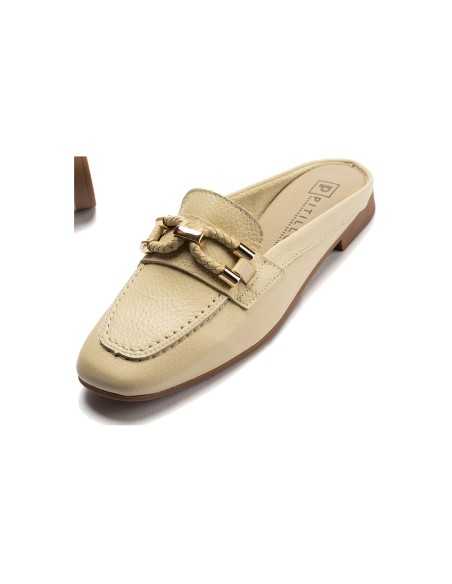 JucaZapatos - Pitillos 11141 - CREMA - Mocasín plano destalonado en piel napa bombeada, con adorno Crema