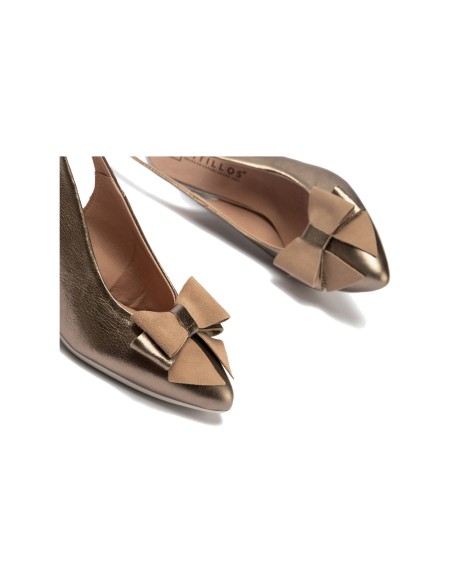 JucaZapatos - Pitillos 11191 - BRONCE - Zapato de salón destalonado con tacón alto, punta fina y detalle de lazo Bronce