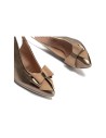 JucaZapatos - Pitillos 11191 - BRONCE - Zapato de salón destalonado con tacón alto, punta fina y detalle de lazo Bronce