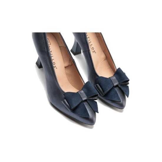 JucaZapatos - Pitillos 11192 - MARINO - Zapato de salón con tacón alto, punta fina y detalle de lazo Marino