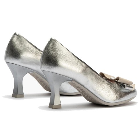 JucaZapatos - Pitillos 11192 - PLATA - Zapato de salón con tacón alto, punta fina y detalle de lazo Plata