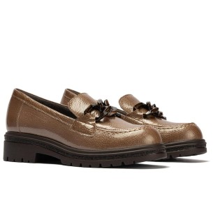 JucaZapatos - Pitillos 10814 - MARRON - Mocasín en Charol con adorno de mujer color marron 2