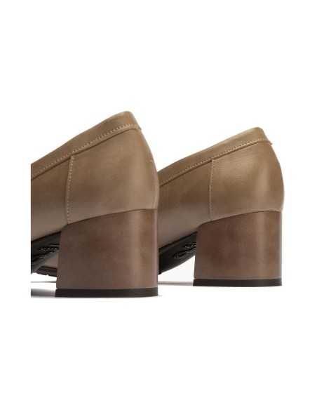 JucaZapatos - Pitillos 11645 - TOPO - Mocasín serpiente charol con adorno Topo
