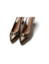 JucaZapatos - Pitillos 11186 - BRONCE - Zapato salón destalonado con tacón medio, con adorno y piel laminada Bronce