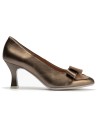 JucaZapatos - Pitillos 11192 - BRONCE - Zapato de salón con tacón alto, punta fina y detalle de lazo Bronce