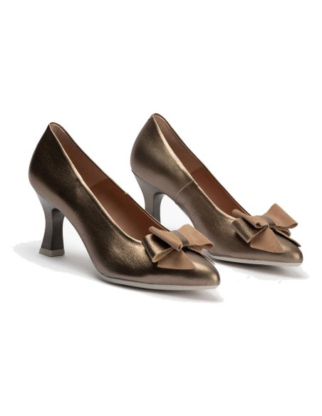 JucaZapatos - Pitillos 11192 - BRONCE - Zapato de salón con tacón alto, punta fina y detalle de lazo Bronce