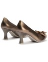 JucaZapatos - Pitillos 11192 - BRONCE - Zapato de salón con tacón alto, punta fina y detalle de lazo Bronce