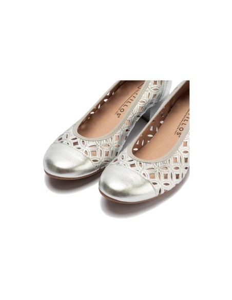 JucaZapatos - Pitillos 11120 - PLATA - Zapato salón con tacón bajo y punta redonda, en laminado brillante Plata