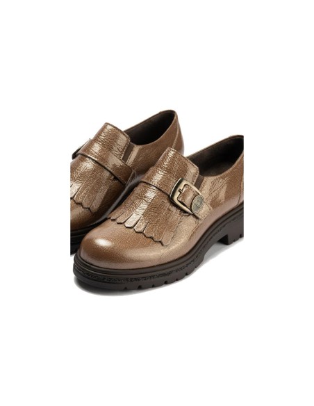 JucaZapatos - Pitillos 11572 - TOPO - Abotinado charol con flecos y detalle hebilla Topo